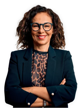 Une employeuse souriante, bras croisés