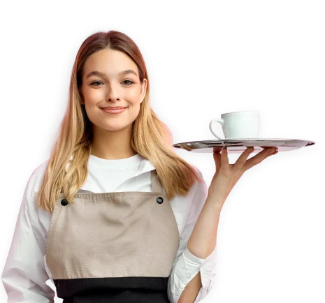 Une salariée souriante tenant un plateau